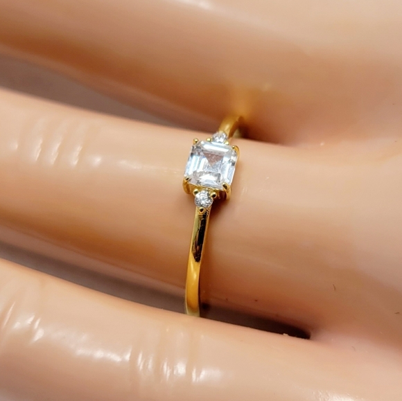 18k Yellow Gold Dainty Princess Cut Ring - Picture 9 of 10